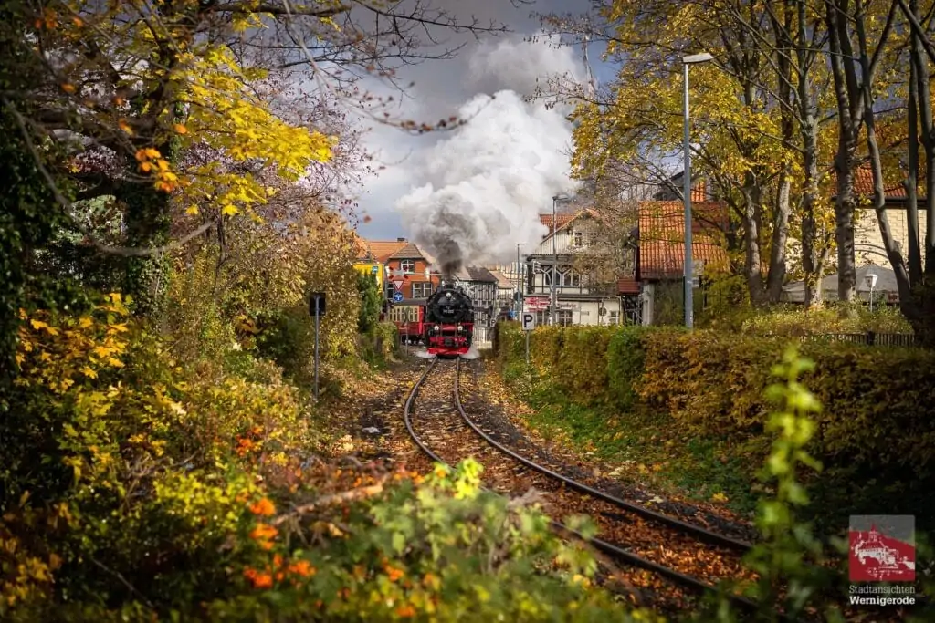 Harzer Schmalspurbahn am herbstklichen Westerntor