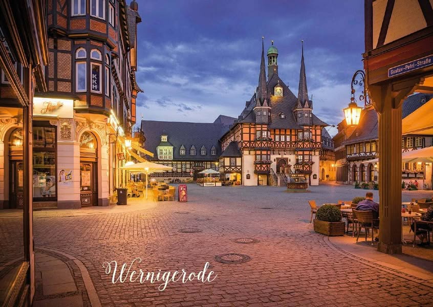 Postkarte „Rathaus mit Marktplatz bei Nacht“, Vorderseite