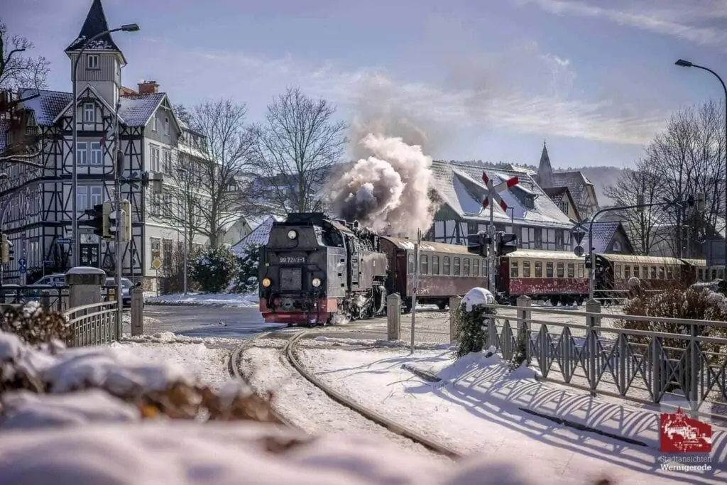 Winterliche Schmalspurbahn auf Westerntorkreuzung