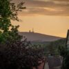 Der Brocken im Sonnenuntergang. Ein Blick aus der Friedrichstraße in Wernigerode (OT Hasserode).