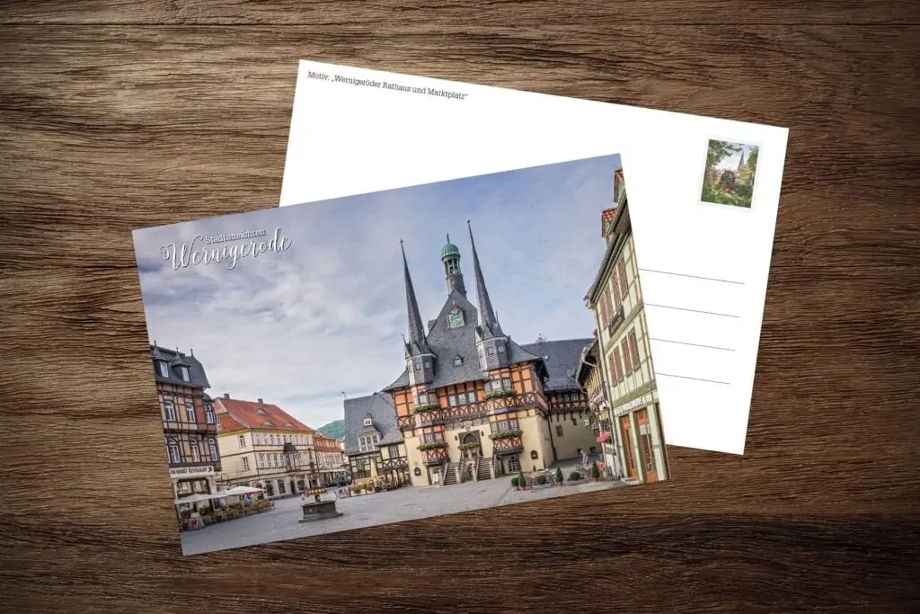 Postkarte Rathaus und Marktplatz im Sommer