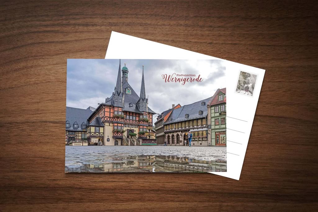Postkarte Rathaus im Regen – Ansichtskarte der Stadtansichten Wernigerode