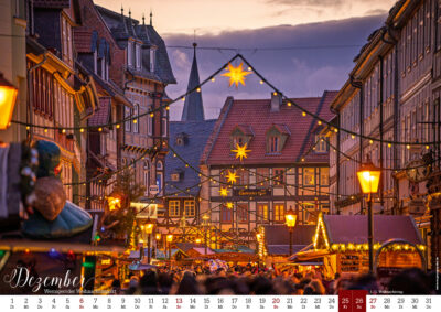 Wernigerode Weihnachtsmarkt abends mit Lichtern und Menschen.