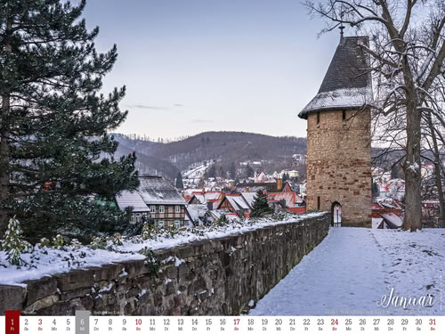 Verschneiter Halbschalenturm über winterlichem Zwölfmorgental