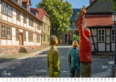 Skulpturen vor Fachwerkhäusern auf dem Oberpfarrkirchhof in Wernigerode