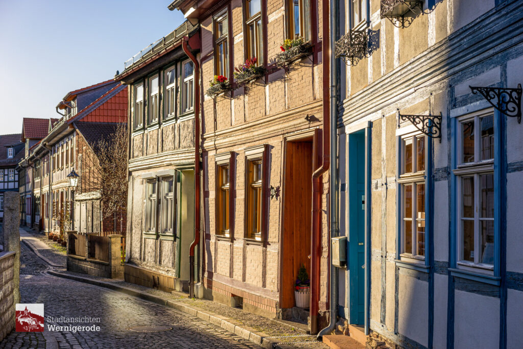 Fachwerkgasse in der Sonne – Wernigerode Fachwerkgasse in der Sonne – Wernigerode