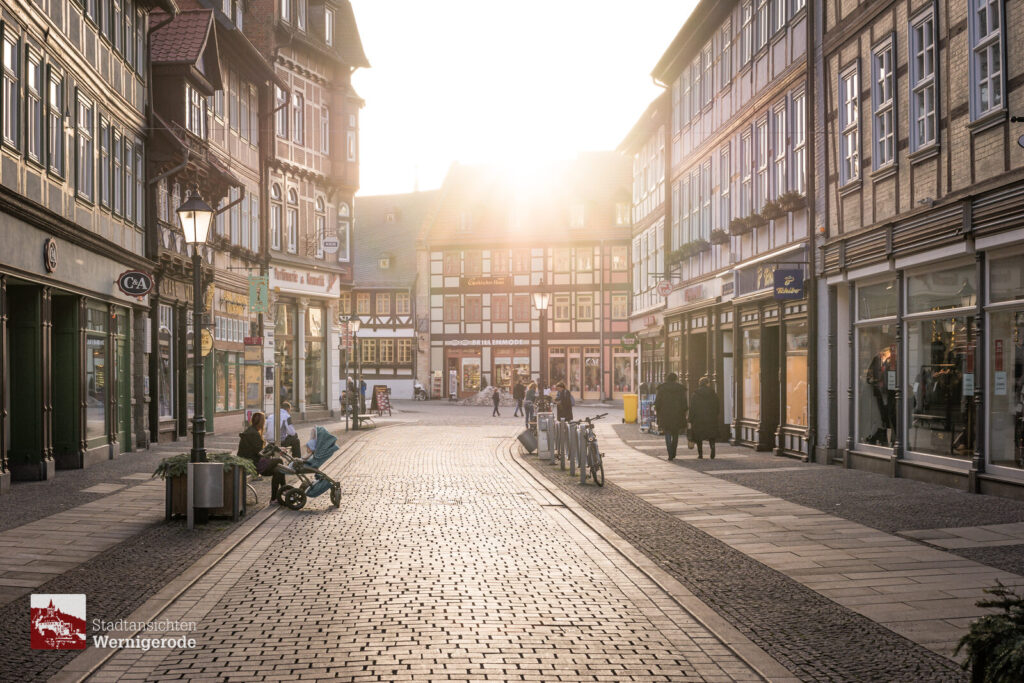 Fußgängerzone im Gegenlicht – Wernigerode Fußgängerzone im Gegenlicht – Wernigerode