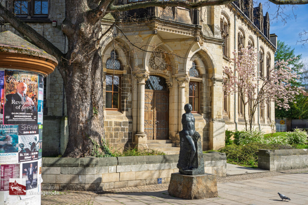 Gründerzeitbau mit Bronzefigur – Wernigerode Gründerzeitbau mit Bronzefigur – Wernigerode