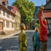 Holzfiguren in der Gasse – Wernigerode Holzfiguren in der Gasse – Wernigerode