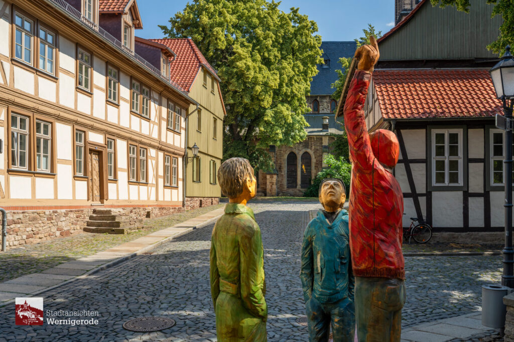 Holzfiguren in der Gasse – Wernigerode Holzfiguren in der Gasse – Wernigerode