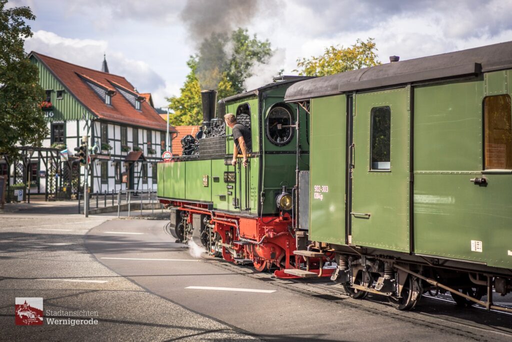 Mallet-Lok vor Fachwerk – Wernigerode Mallet-Lok vor Fachwerk – Wernigerode