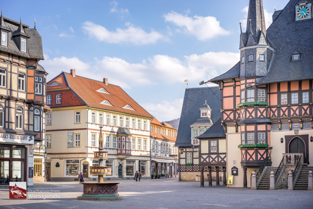 Marktplatz mit Rathaus – Wernigerode Marktplatz mit Rathaus – Wernigerode