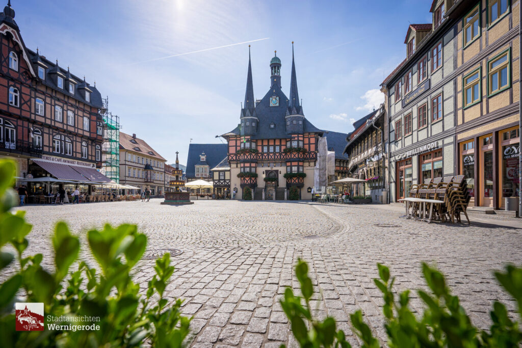 Marktplatz durchs Grün – Wernigerode Marktplatz durchs Grün – Wernigerode