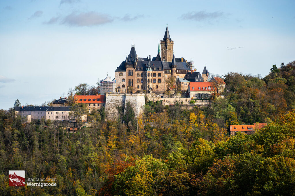 Schloss über dem Herbstwald – Wernigerode Schloss über dem Herbstwald – Wernigerode