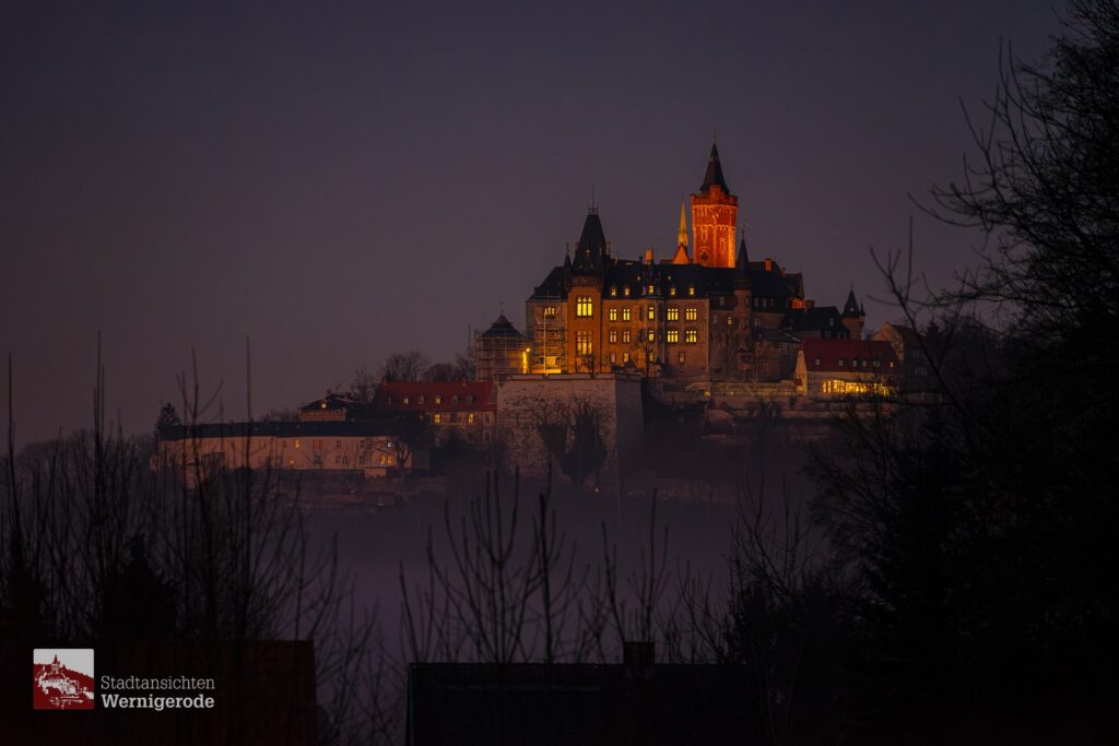 Schloss bei Nacht im Nebel – Wernigerode Schloss bei Nacht im Nebel – Wernigerode