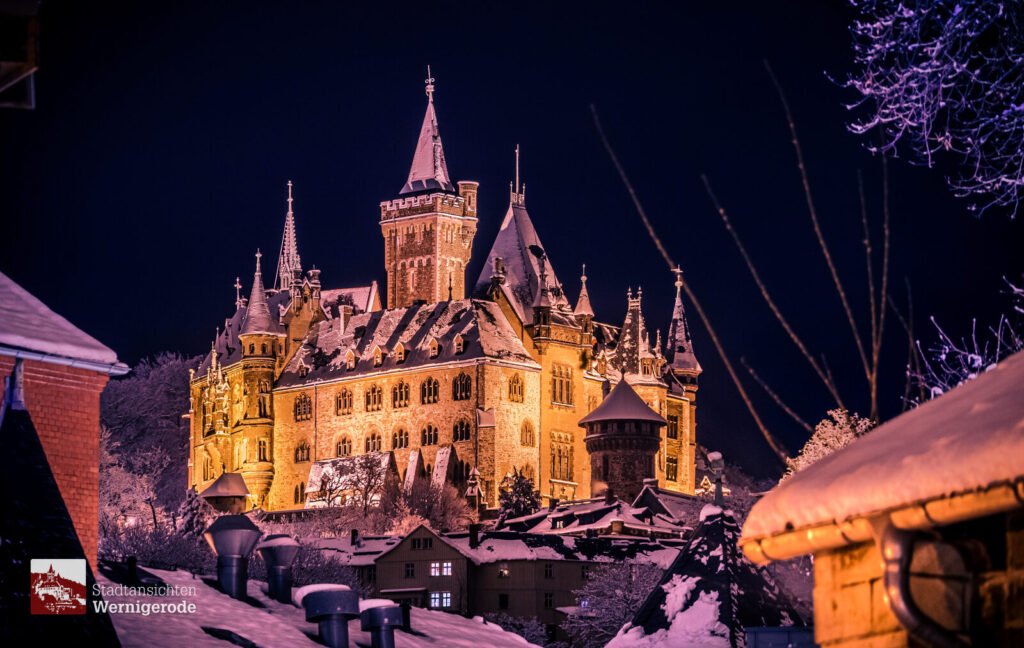 Schloss über verschneiten Dächern – Wernigerode